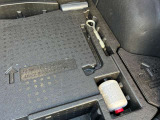 車載工具はトランクの下にあります