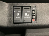 【両側パワースライドドア】両側がパワースライドドアになっており、運転席のスイッチやスマートキーでも開閉が可能です!開口部も広いので乗り降りも楽々♪