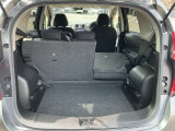 お荷物の量や乗車人数に合わせて使えるリヤシートは、ご覧のように倒すことが出来ますので便利です。