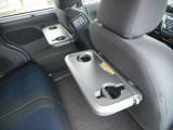 運転席と助手席後ろにシートバックテーブルが付いています。