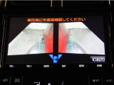 サイドビューで右左折時に運転席からは見えないところも映し出してくれるので安心♪※あくまでも補助的な装置なので目視確認もお忘れなく!