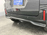 【後退時ブレーキサポート】リヤバンパーに4つの超音波センサーを内蔵し、車両後方にある障害物を検知。透明なガラスなども検知でき、コンビニの駐車場などでの衝突回避をサポートします。