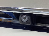 車の後方に小型カメラが付いておりバックする際の後方の様子をモニター上に表示します。