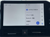 画面に設定メニューが表示され、項目を見ながら必要な設定を確認できます。ナビやオーディオなどの車内機能をまとめて扱えるため、日常のお出かけでも便利に活用いただけます。