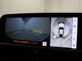 車両を上から見たような映像をナビ画面に表示するパノラミックビューモニター(床下透過表示機能付)搭載。運転席からの目視だけでは見にくい、車両周辺の状況をリアルタイムで確認できます。