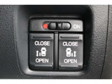 リアは両側パワースライドドアで、開閉には運転席のスイッチ、またはスライドドアのドアハンドルを少し引くだけで自動開閉します。