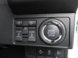 電子カードキーをポケットやバッグの中に入れておいたままでも、ブレーキを踏みながらボタンを押すだけで、スマートにエンジンスタートできます♪