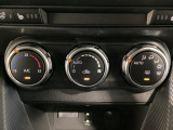 空調スイッチ類は最近流行のタッチパネル式ではなく、運転中でも直感的に操作できるダイヤル式を採用しております。