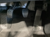 マツダ車の共通するポイントに前輪を前に出し運転席足元スペースを広げたこと!これによりホイールハウスが邪魔にならずにドライバーの中心線を基準とした位置へのペダル配置が可能となりました!