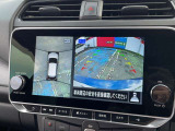 車を真上から見ているように、周囲の状況を把握しながら安心して駐車が行えるアラウンドビューモニター装備!