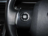 ステアリングスイッチ付きで、運転中に視線を前に向けたまま操作できます。