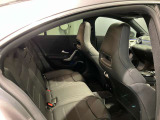 この後席に座る方のための車両です。非常時には、電動対面シートを使用いたします。