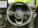 手元に各種スイッチが配置され、運転姿勢を保ちながら必要な機能にアクセスしやすい構成です。握りやすい形状で、メーターや周辺の表示も確認しやすく、普段使いに便利です。
