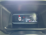 速度やシフト位置などをひと目で確認しやすい表示を採用しています。運転に必要な情報を視線移動を抑えて把握しやすく、乗車のたびに確認する項目も見つけやすいメーターまわりです。