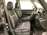 女性でも運転がしやすいように、シートの高さ調整機能(シートリフター)がついています。運転席と助手席の間が空いている為、助手席側への移動がスムーズです。交通量の多い道でも助手席側から乗り降りができます。