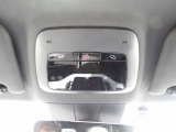 オーバーヘッドコンソールでは優しいLEDライトで車内を照らしてくれます。タッチ式になりますので触れるだけで点灯できます。