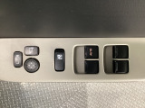 電動格納ドアミラーとパワーウインドースイッチ。