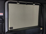 【リアドアサンシェード】強い日差しのまぶしさを軽減。使わない時はトリム内に格納できます♪