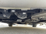 気になる中古車の下廻り。もちろん、納車時には整備スタッフによる点検を実施致しますので安心してご購入いただけます。
