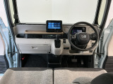 【前方視界】開放的な前方視界!運転がしやすく疲れにくいです♪窓が大きく、見通しがとっても良いおクルマですよ♪
