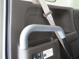 ◆車いす乗員用手すり◆手すりを握ることで、車いすユーザーの安心感を高めます。