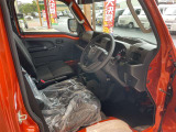 毎日過ごす運転席は要チェック。シートのへたり・擦れ、視界のイメージまで伝わる重要ポイント。