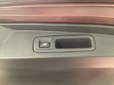スマートキーや運転席のボタンを押すだけでリアゲートが自動で開閉します!荷物を持っている時や、高い位置にあるバックドアを閉める際に便利な機能です♪