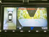 車両周辺の様子を画面で確認でき、俯瞰表示と後方の映像を見比べられる構成です。駐車時の周囲確認を助け、目視とあわせて安全に配慮した取り回しに役立ちます。