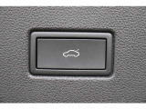 電動パワーテールゲート付です。手がふさがっている時は車両下部に足を入れると自動的に開きます。また、スイッチ長押しでお好きな位置で止まるよう設定可能です。