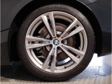 【BMWアロイホイル】軽量かつ強度に拘ったアロイホイル。走行性能ポテンシャルを引き出す設計。車の足元を引き締めてくれる大きなポイントはアロイホイルです。