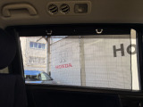 2列目にはロールサンシェードを装備!強い日差しを和らげ、後席で過ごす方の快適性を高めてくれます。使わない時はスッキリ収納でき、お子様を乗せる機会が多いご家庭にも嬉しい装備です。