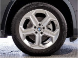 【BMWアロイホイル】軽量かつ強度に拘ったアロイホイル。走行性能ポテンシャルを引き出す設計。車の足元を引き締めてくれる大きなポイントはアロイホイルです。