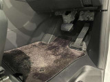 内装工程では、中古車を気持ちよくお乗りいただけるよう清掃しております。