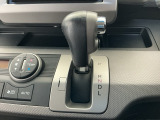 オートマチックシフトレバーは、手になじみ操作しやすい形状で安全運転にもつながります♪