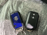 スマートキーをポケットやバッグに携帯していれば、キーを取り出すことなくドアハンドルを握り解錠、ドアハンドルのセンサーに触れるだけで施錠できます。