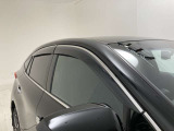 ドアバイザーも付いています。雨の日に少し窓を開けても、雨水が入りにくく、喫煙する方などにも強い味方です。
