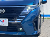 【LEDヘッドライト】悪天候や夜間走行時も良好な視界を確保し安心して運転できる高輝度LEDヘッドライトを装備!点灯速度が早く、消費電力も抑えられています。