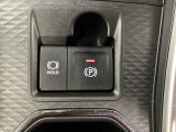 【電動パーキングブレーキ+オートブレーキホールド機能】 指先だけで簡単に操作が可能なパーキングブレーキ、スイッチを押すとブレーキペダルから足を離してもブレーキを保持できるオートブレーキホールド搭載。