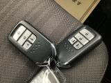 家族やパートナーと個別に持てるため、貸し借りの手間がなくスムーズに乗車できます。また、メインキーを自宅に置いたまま、もう一方をサブとして常に鞄に入れておけるため、持ち出し忘れを防げる点も便利です。