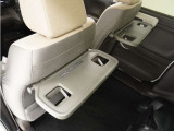 ◆シートバックテーブル◆フロントシートの背面に後席用のテーブルがついています。小物が置けて!カップホルダーもあります、ドライブ中や休憩時にも便利なテーブルです。