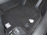 内装工程では、中古車を気持ちよくお乗りいただけるよう清掃しています。ニオイの元となるフロアカーペットまで洗浄・消臭済み?