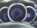 速度計を中心に各種表示がまとまり、運転中に必要な情報を確認しやすいレイアウトです。表示部分の位置関係も分かりやすく、視線移動を抑えながら状態を把握できます。