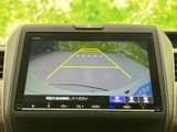 画面に後方の様子とガイド線が表示され、駐車時の周囲確認をサポートします。車庫入れや狭い場所での後退時に、目視と合わせて距離感をつかみやすい便利な装備です。