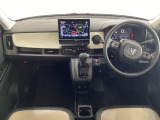 車内は光触媒抗菌消臭施工済です。インパネ周りはスタイリッシュなデザインで機能や装備も充実しています。グローブボックスやカップホルダーのほかにトレーなどたくさんの収納スペースが付いています。