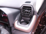 カップホルダーは運転席や助手席からちょうど手の届く位置です!!