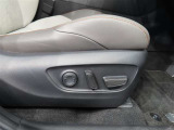パワーシート搭載。微妙な調整が手軽にでき、ピッタリの最適なポジションで運転することが可能です。