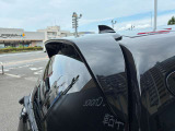 バックドアには大きなルーフスポイラーを採用しました