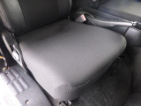 運転席座面にヘタリがあります。