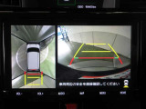 前後左右に搭載したカメラ映像を合成し、クルマを真上から見ている感じの映像を表示できます。