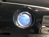 エンジンスタートボタンです。キーが車内にあれば、エンジンの始動・停止はブレーキを踏んでスイッチを押すだけ!キーを取り出す手間を省き、ワンプッシュでエンジンを操作するので簡単でスムーズです。